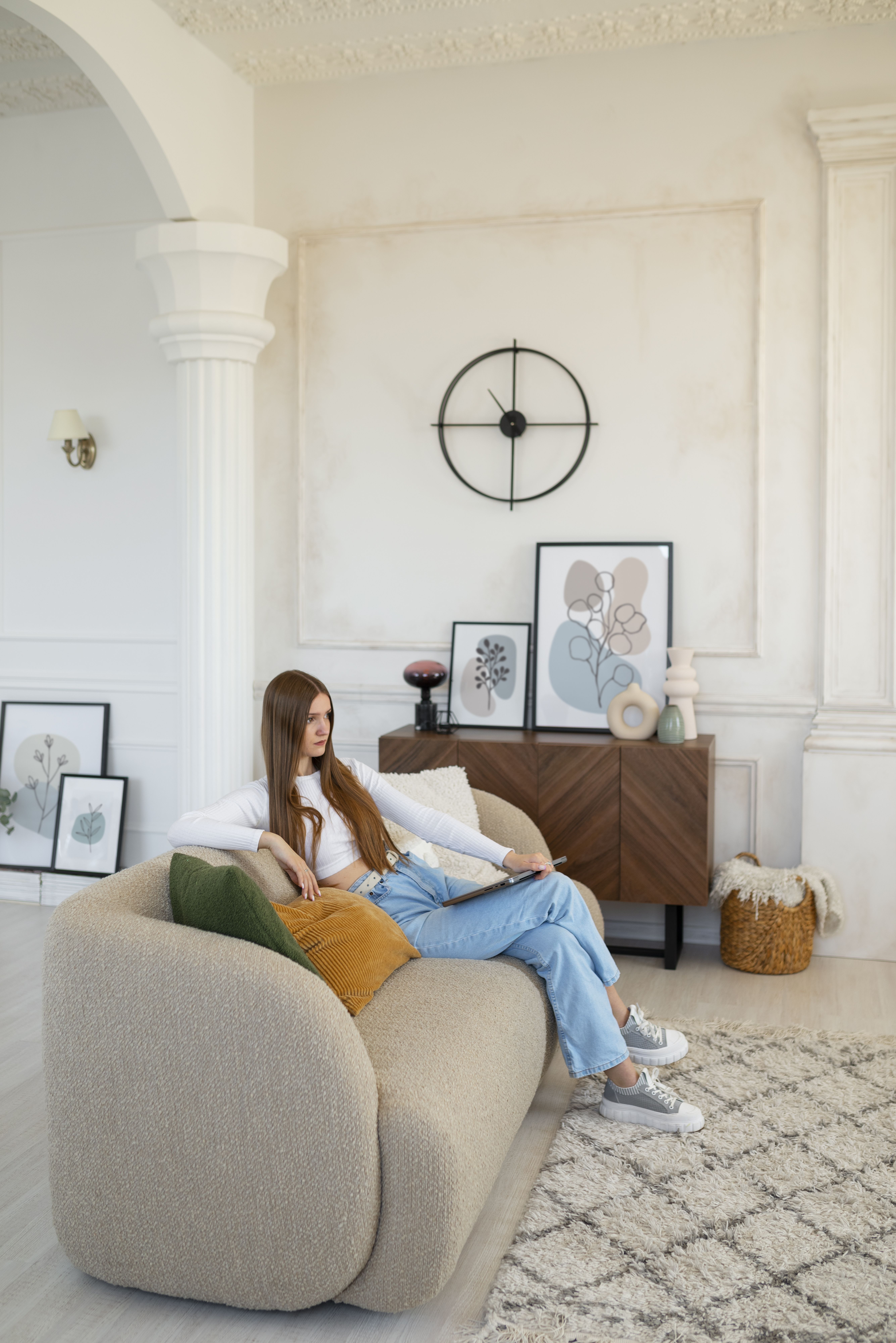 Frau in einem hellen, minimal eingerichteten Wohnraum